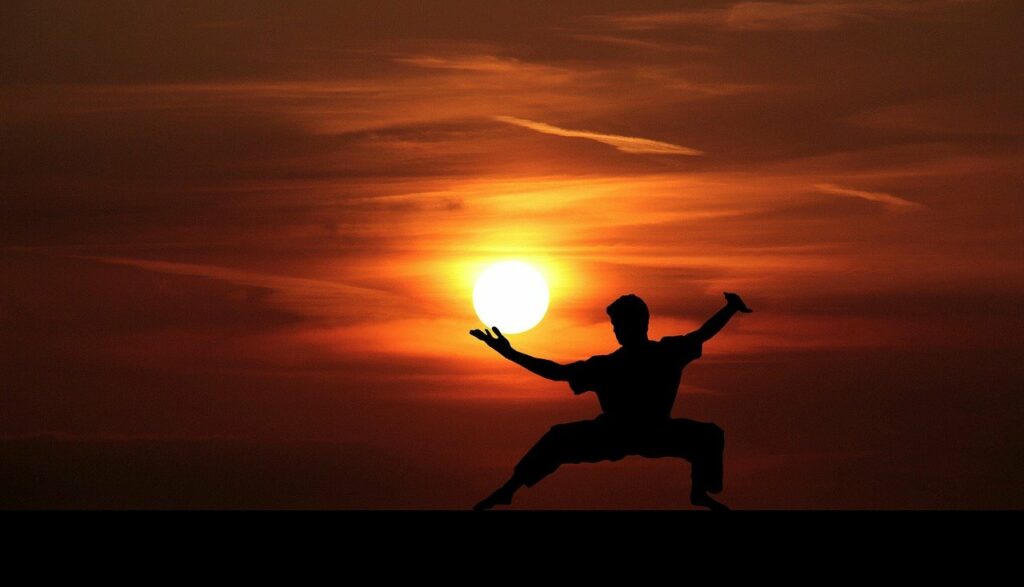 Kung Fu Meister beim Training vorm Sonnenuntergang