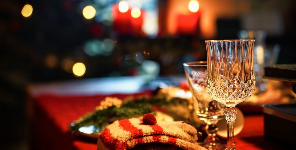 Ein festlicher Weihnachtstisch mit Weingläsern