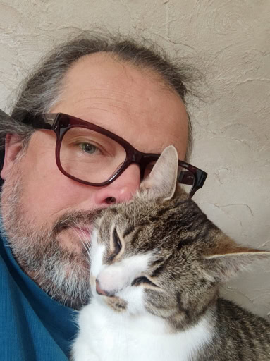 Katze schmusst mit mir