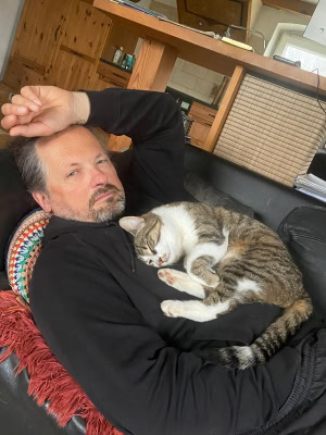 Katze ruht sich auf meinem Bauch aus