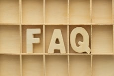 Ein Setzkasten mit den Buchstaben FAQ
