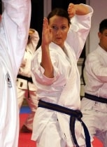 Frau mit Schwarzgurt beim Karatetraining